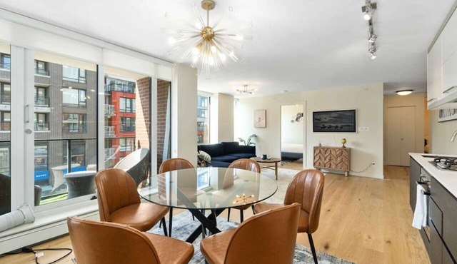 Stylish 3BD Chinatown Condo | Rooftop & City Views