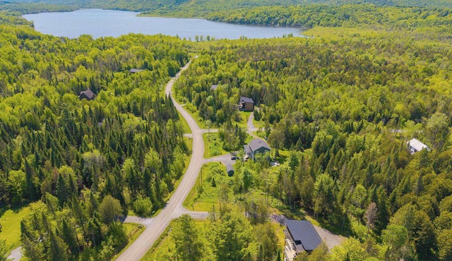 Stylish Chalet & Spa Steps from Lake Memphrémagog