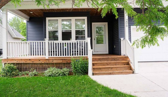 Stylish Family Cottage - 5 bedroom - 6min walk to beach & town, hot tub, pets ok