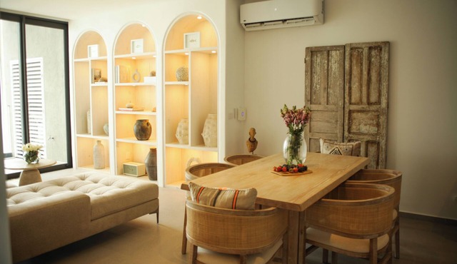 Stylish Oceanfront Condo w/Jacuzzi, Pool & Gym