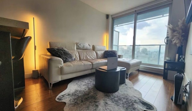 Suite Blanche: Charming 1-bedroom+Den luxury condo in Vancouver with AC, WiFi