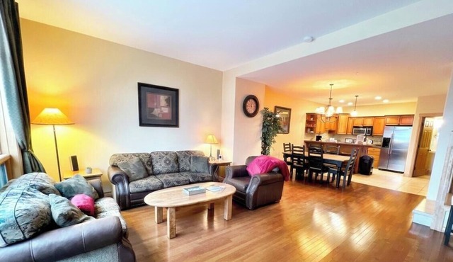 SullivanStone #18 - Central Air Conditioning - Private Hot Tub - Ski-in/Ski-out - Full Kitchen - Heated Garage - Baby Gear Available for Free.