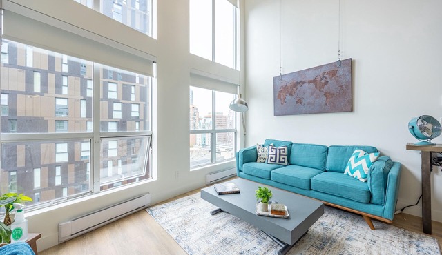 Sunlit Downtown Loft | Walk to Yaletown