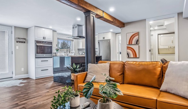 Sunlit Suite: 2 Queen Beds/1 Bath Apt: Mins to Train, Trails, Downtown & Golfing