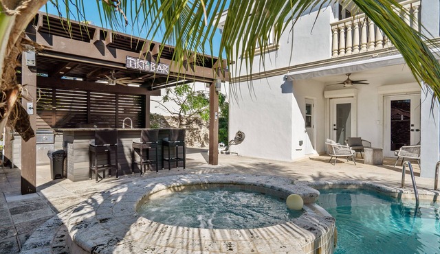 Sunny Miami Lakes Getaway with Private Pool