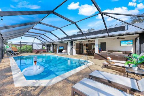 Sunny Naples Escape-Pool Hot Tub-9 min to beach