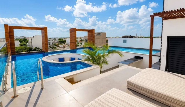 Sunny Rooftop Pool Studio Downtown · Cosmo 42