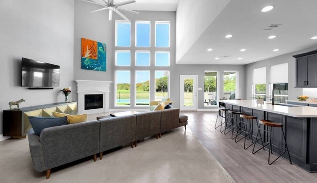 Sunset Hits | Golf Course Views w/ Pool Hot Tub Gym Theatre - 20mins to DT ATX in Manor