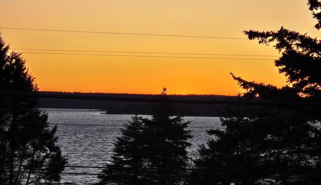 Sunset Shore House. Beautiful sunsets 4.8 km from Shelburn's historic waterfront
