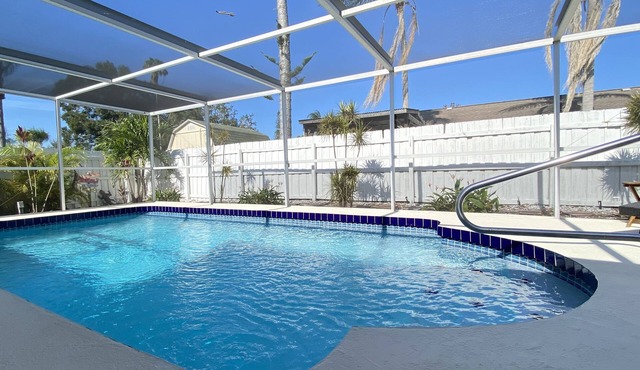 Sunshine Oasis 2 With Heated Saltwater Pool Just Minutes to Gulf Beaches in Bradenton