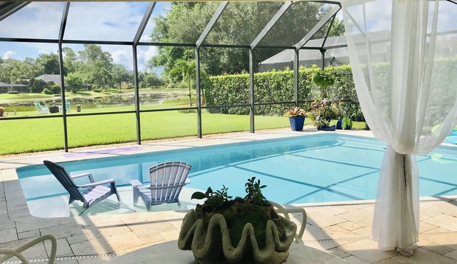 Swimming pool, lake view, minutes to Naple's downtown and beach.