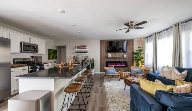 The Blue Villa - Hot Tub, Fire Pit, Game Room, EV Charger, Walk to DTWN LS