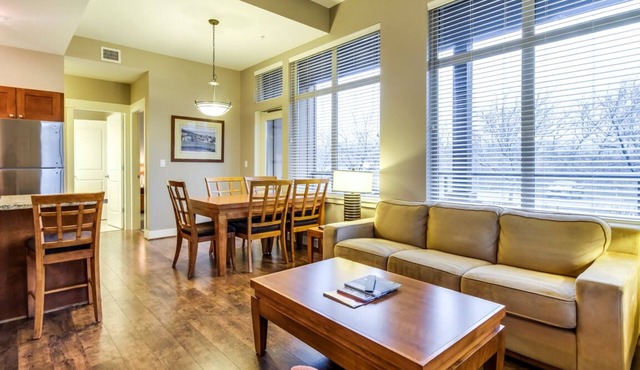 The Cove Lakeside, private grnd flr w/large covered deck, lake, park, mtn view