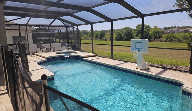 'The Magic Castle" spacious home sleeps up to 14. 9 miles to disney
