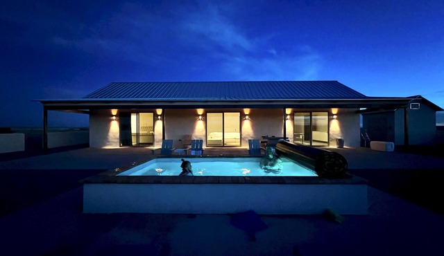 The Merit Camp: private modern ranch house w/pool just outside Marfa City limits