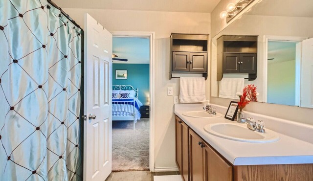 The Patriot House + Pet Friendly+Hot Tub +Fire Pit