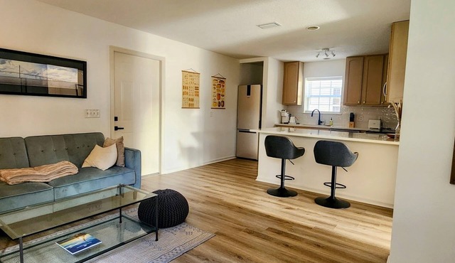 The Sidney Suite - Central Island light, bright 1 BD with Cal King