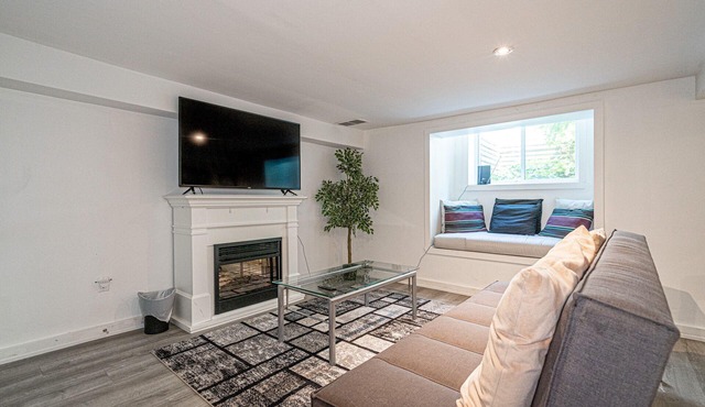 The Woodbine Beach House ✔450 yds from Woodbine & Kew Beach✔1 BDR Condo✔Sleeps 4