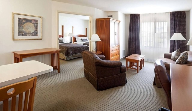 Three 2BR Suites with Full Kitchens | Free Breakfast | Close to The Alamo