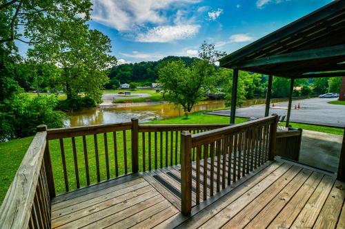 Toccoa River House- Toccoa River Front-2br/2ba-wifi-walk to town-Free Activities