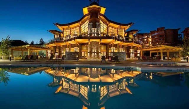 Top Floor apartment w/Views + Hot Tub, Sauna & Pool