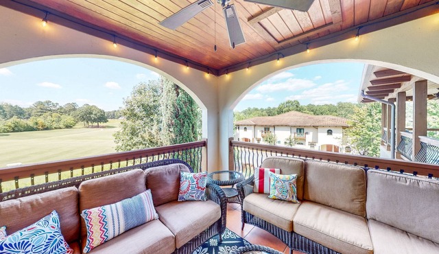 Top-Floor Studio with Golf-View Balcony & Outdoor TV - Near Lake Oconee