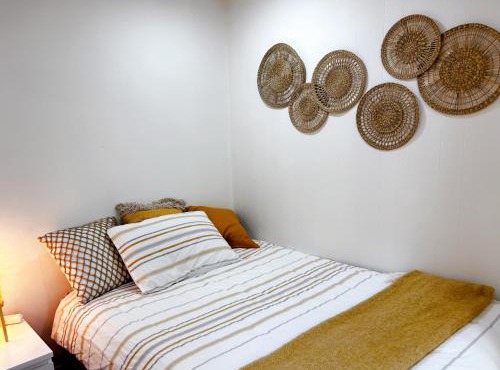 Toronto central area tidy room near subway