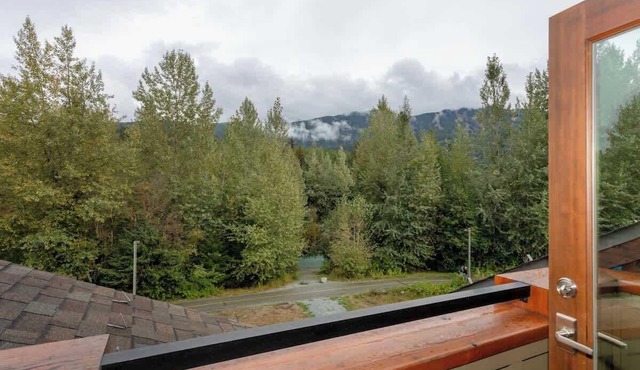 Townhome near village w/AC & hot tub
