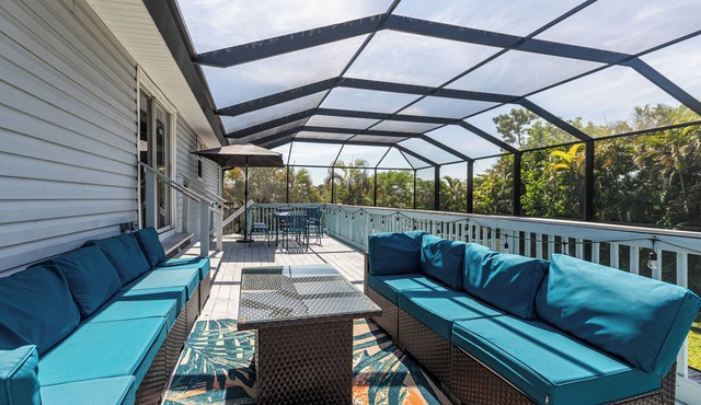 Tranquil 6-bedroom house with AC, heated pool, and plenty of space in Cape Coral