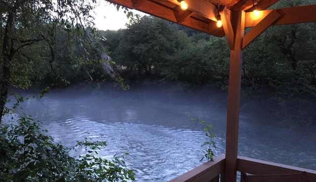 Tranquil Chalet - Nottely Riverfront, Starlink w/Roku TV, Easy River Access