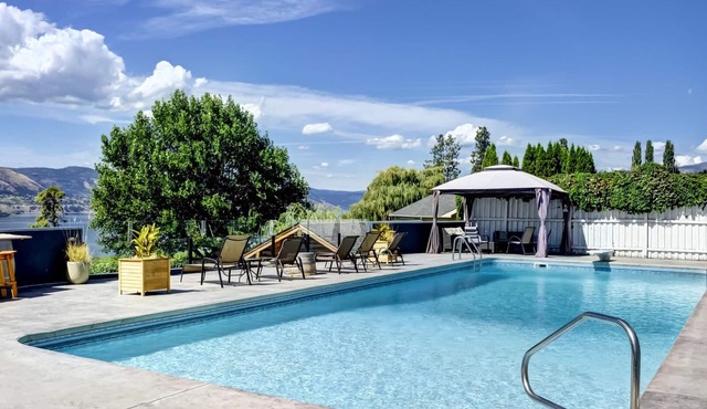 Tranquil Vineyard Haven: Home w/Pool and Hot Tub!