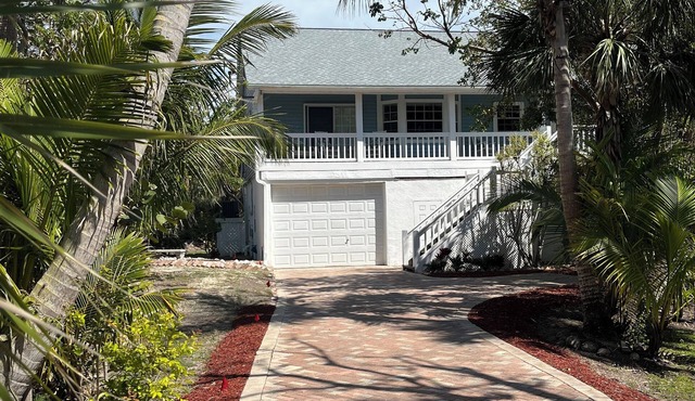 TREE HOUSE a charming 2-bedroom home on wonderful Sanibel Island. Beach close.