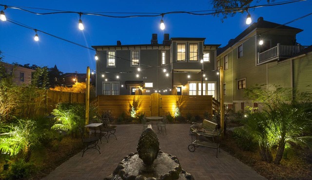 Tree Top at Forsyth-Light and Airy w/King Bed and Magical Courtyard