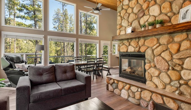 Tree Tops Chalet - Private Hot Tub & Massage Chair