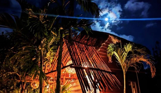 TreeHouse EcoChic/3 min walk beach/Wifi/AC/kitchen/King Size Bed
