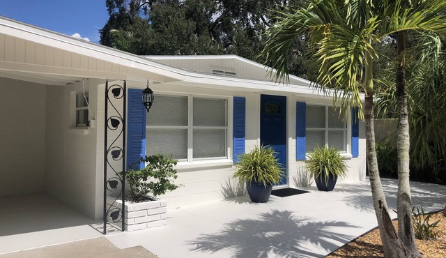 Tropical Downtown home close to all Sarasota attractions, Main St & Lido Beach