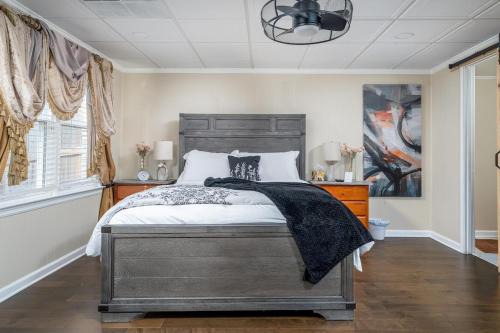 Twice As Nice Private Entrance Super Sized 2 Bed King Sized 1,800 Square Ft Basement Apartment Two Main Queen Bedrooms Two Full Private Bathrooms Your Own In Room Bath Full Laundry, Full Kitchen, Gated Property Personal Gate Code No Events and No parties