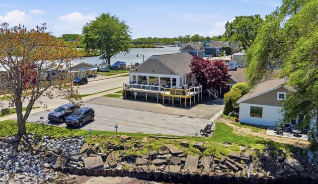 Ultimate Waterfront Home w/Cottage & Beach-9bdrms in Huron