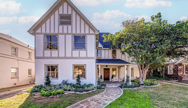 Under the Oak: A timeless retreat w/modern luxury