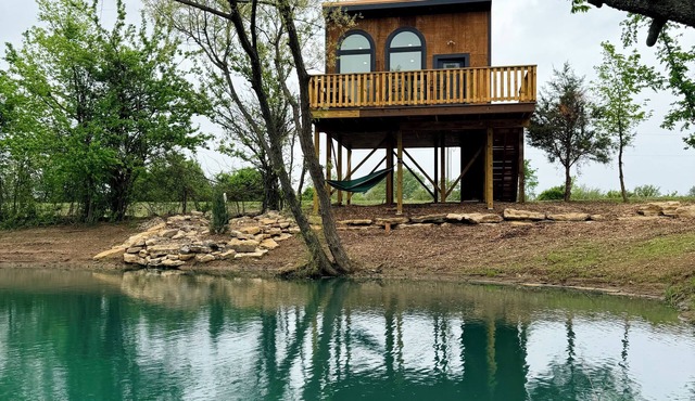 Unique 10-Acre Escape: Treehouse Studio, Fishing Ponds, Fire Pit, Pizza Oven