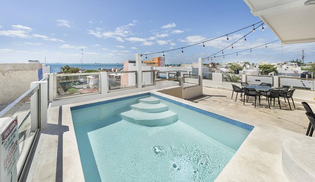 Unique 4BR w/Rooftop Pool Downtown