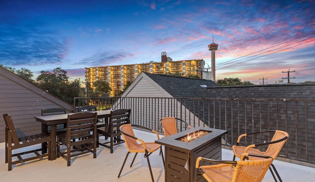 Unique Duplex - 18 beds - Downtown Terrace View