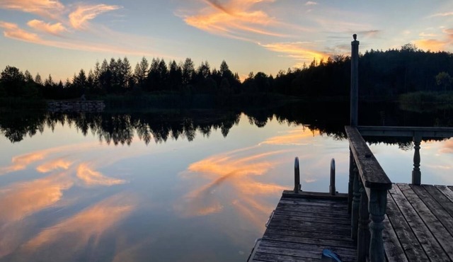 Unique secluded Log Cabin on Private Spring fed lake