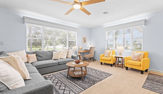Updated Beach House. Walk to Beach, Shop, Waterfront Dining 2 Bed 1 Bath