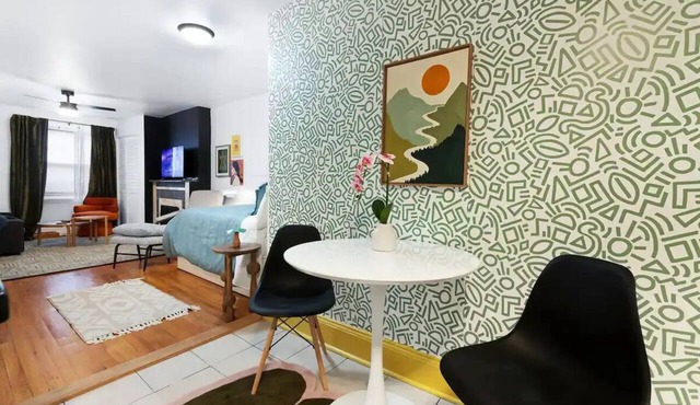 Updated Modern Urban Stay Close to NYC PATH & Pet friendly