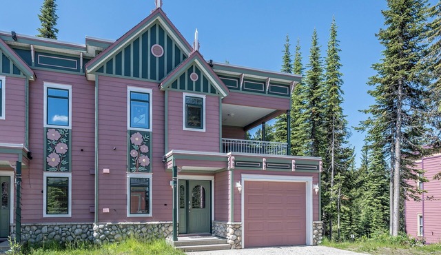 Upgraded Townhouse with BBQ, Hot Tub, Laundry and Gear Room!
