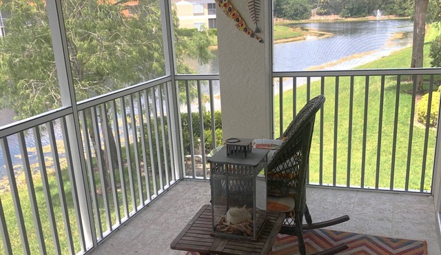 Upper level, end unit condo, 2+/2/0, near I-75 and Seed-To-Table.