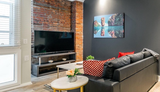 Upscale 2BR Condo with Netflix - Prime Location