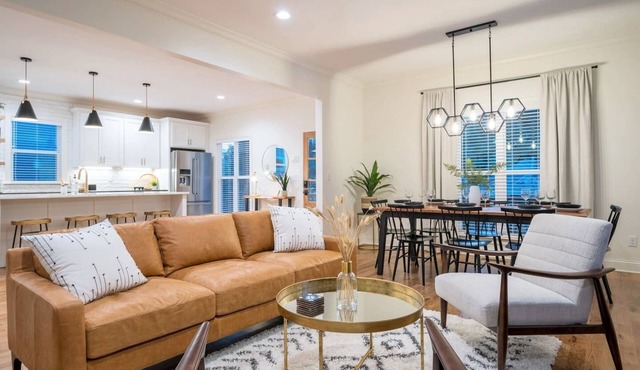 Urban Hive | Spacious Stay w/EV Charging
