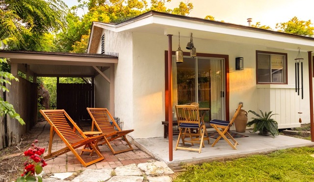 Urban Nest Steps to Café & Yoga, 8 mins to Airport